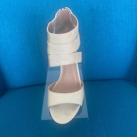 DRESS BARN women beautiful gold shimmer heels size 6M - Picture 3 of 11